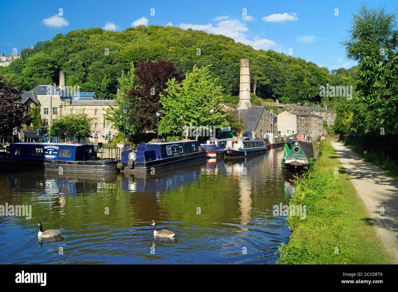 UK,West Yorkshire,Hebden Bridge,Rochdale Canal e Crossley Mill Foto Stock