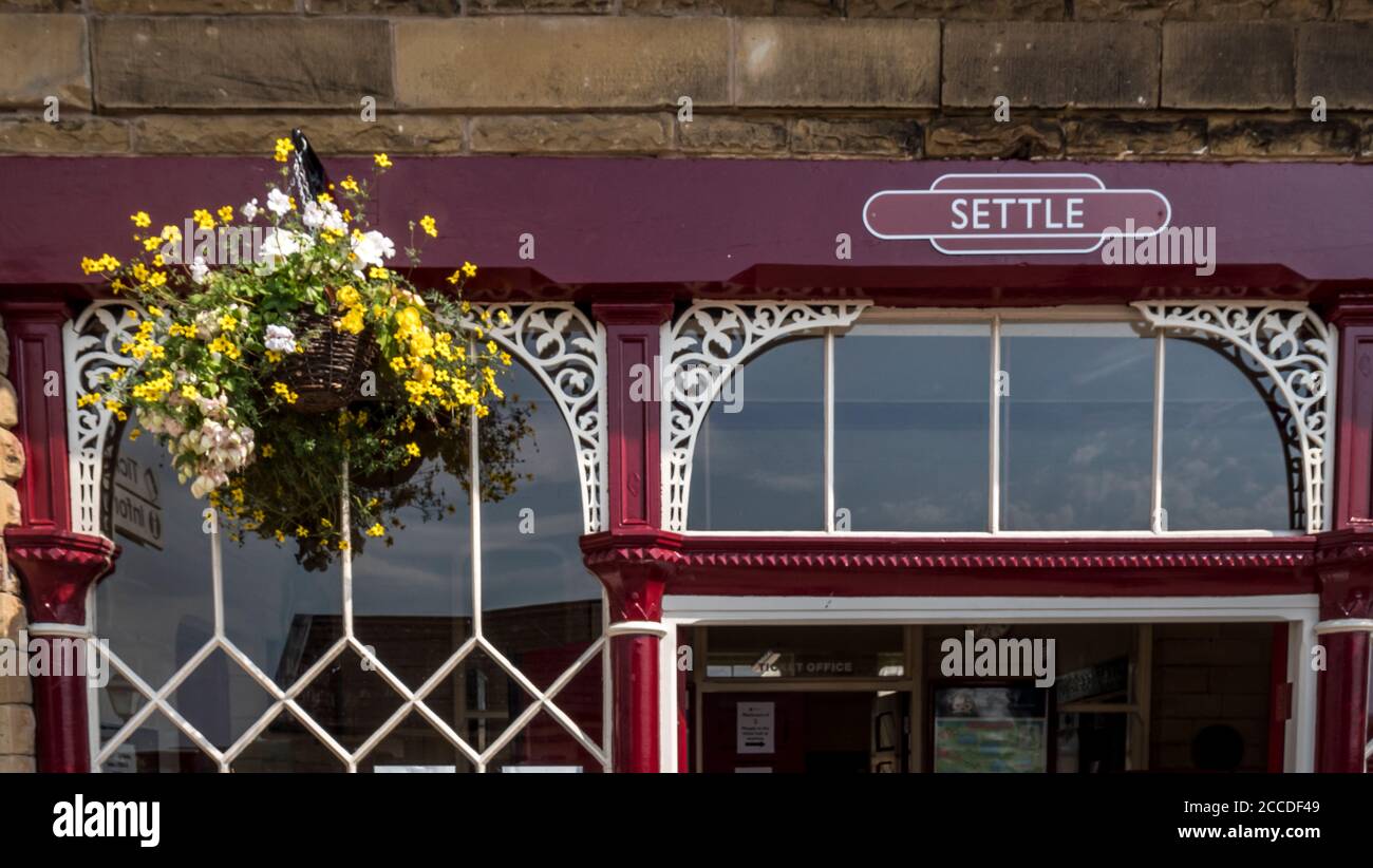 Questa è la stazione ferroviaria di Settle nella pittoresca Yorkshire Dales Una delle principali stazioni ferroviarie del famoso insediamento Fino alla linea Carlisle Foto Stock