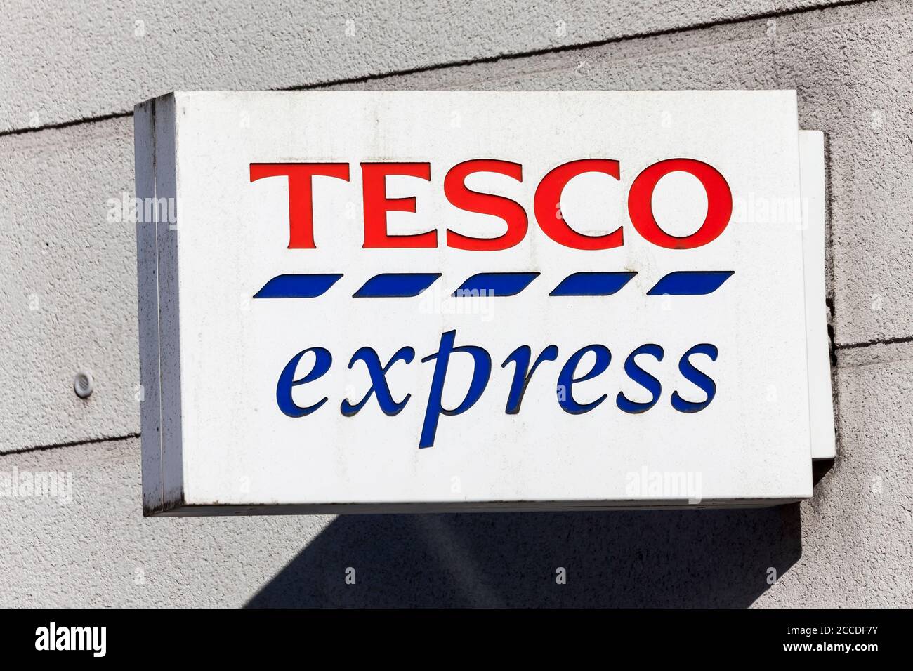 Swansea, Wales, UK, 30 giugno 2018 : cartello pubblicitario con il logo Tesco Express fuori dal negozio di supermercati di St Helen's Road Foto Stock