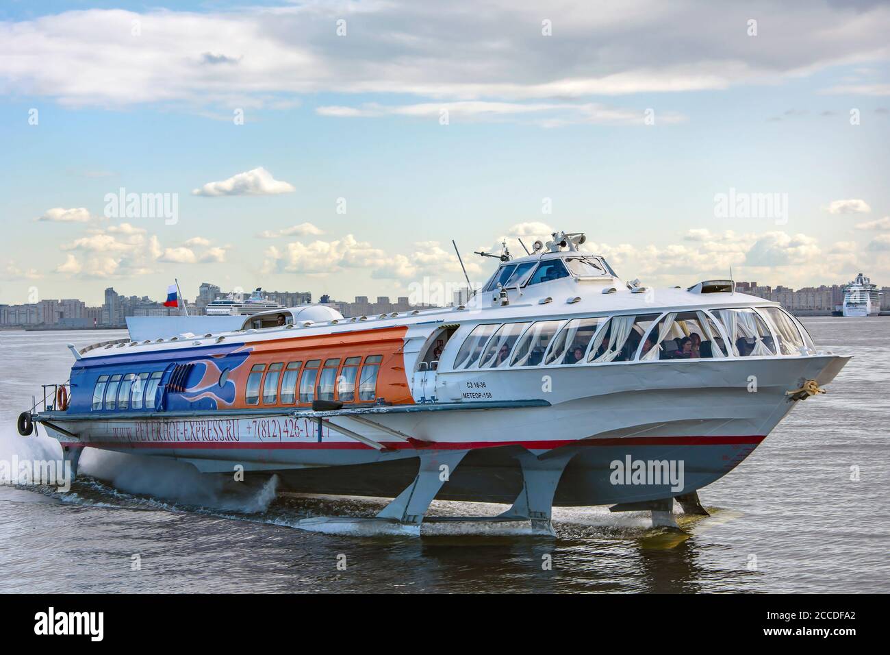 San Pietroburgo, hovercraft passeggeri nelle acque della baia di Neva Foto Stock