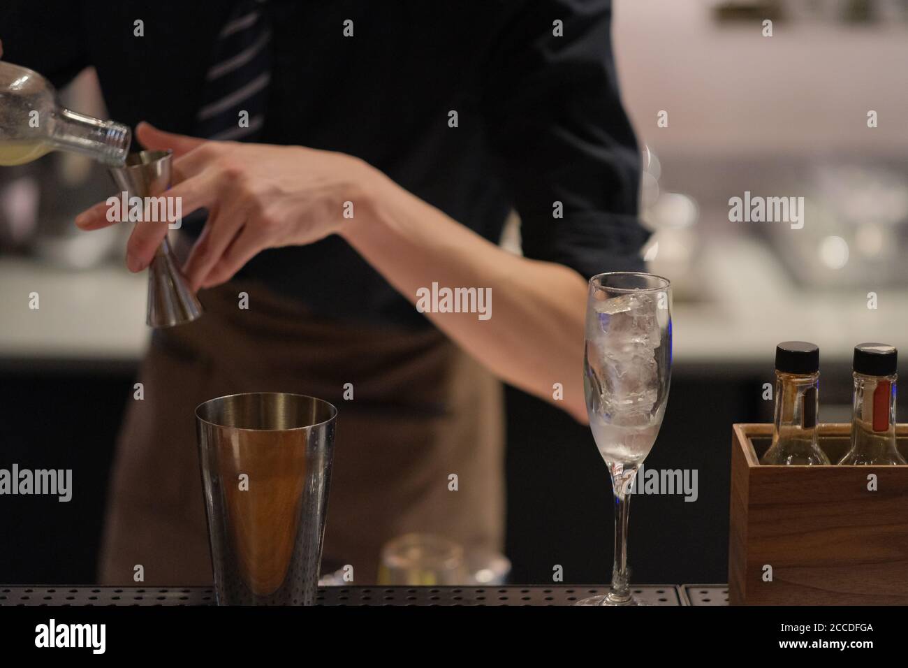 cocktail per barman nel bancone del bar. sfondo sfocato Foto Stock