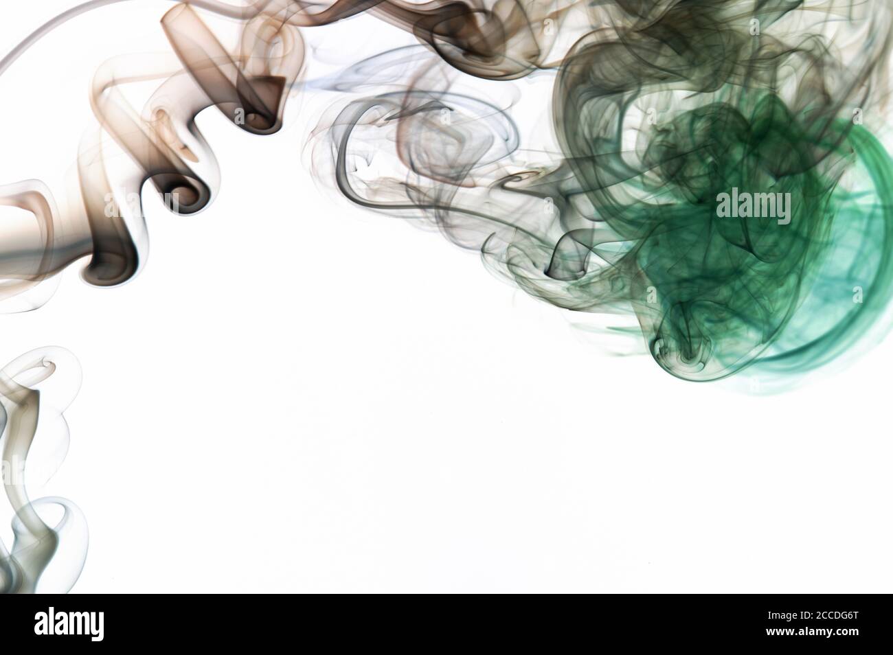 Fumo marrone astratto rotola su sfondo bianco isolato Foto Stock