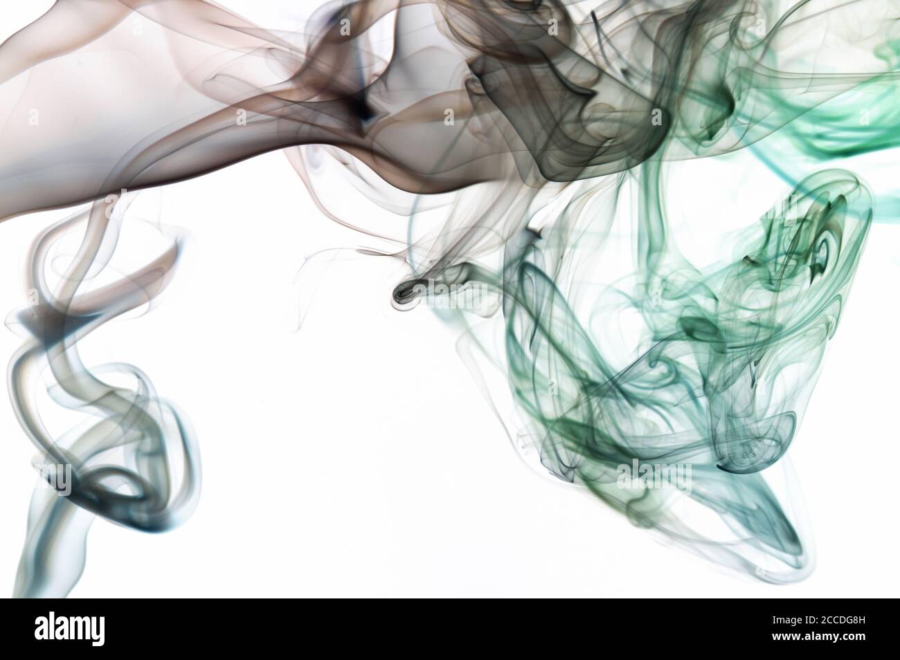 Marrone e verde fumo rotola su sfondo bianco isolato Foto Stock