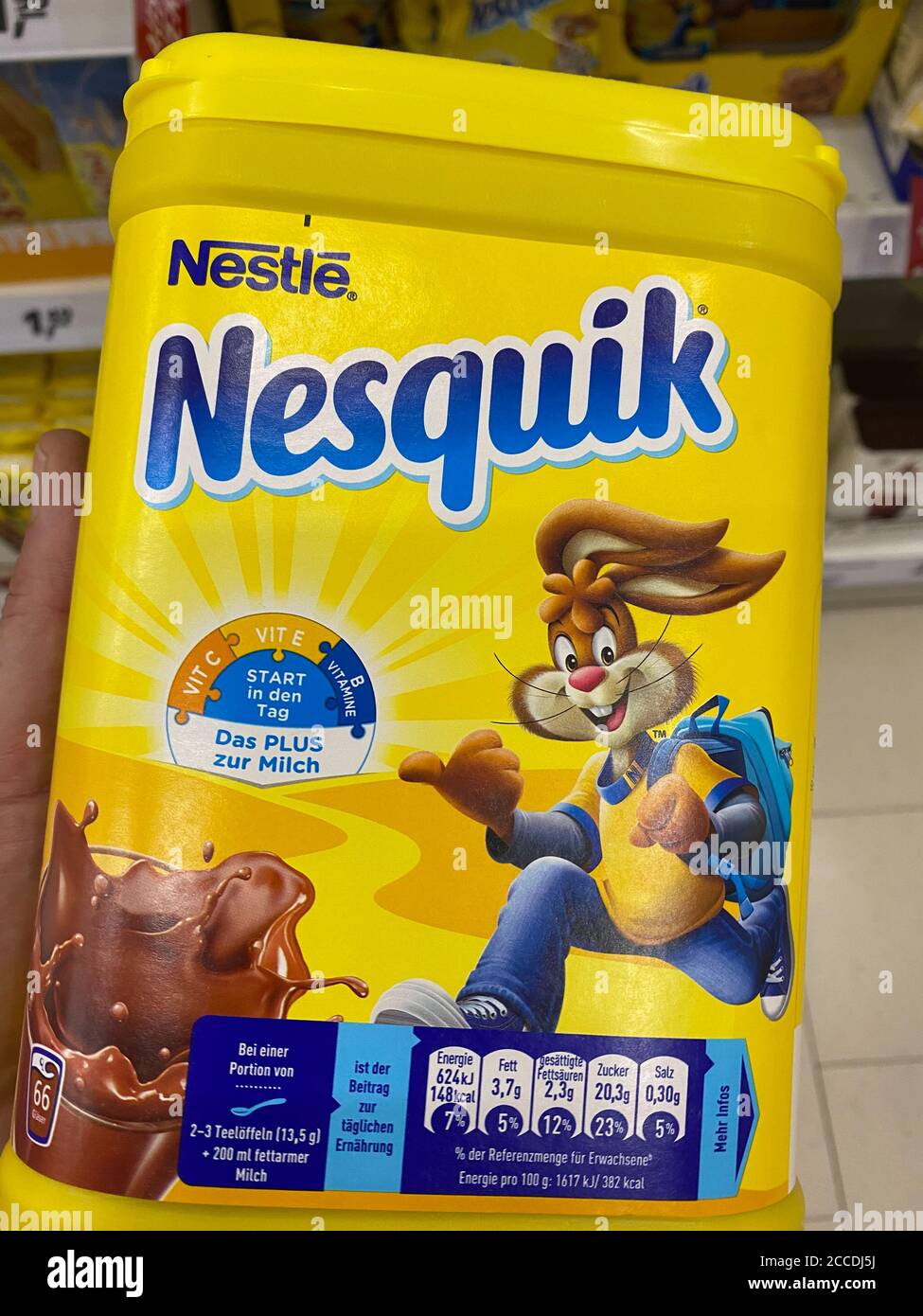 Viersen, Germania - 9 luglio. 2020: Closeup della scatola Nesquik cioccolata calda polvere di cacao nel supermercato tedesco (fuoco sul centro della scatola) Foto Stock