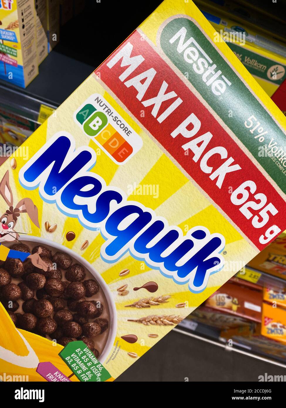 Viersen, Germania - 9 luglio. 2020: Closeup di scatola Nesquik cioccolato colazione muesli nel supermercato tedesco (concentrarsi sul centro della scatola) Foto Stock