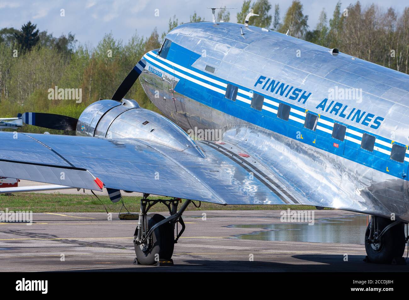 Helsinki / Finlandia - 12 maggio 2019: OH-LCH, Aero Oy Douglas DC-3 aereo museo gestito dalla DC Association Finlandia parcheggiato all'aeroporto Helsinki-Malmi. Foto Stock