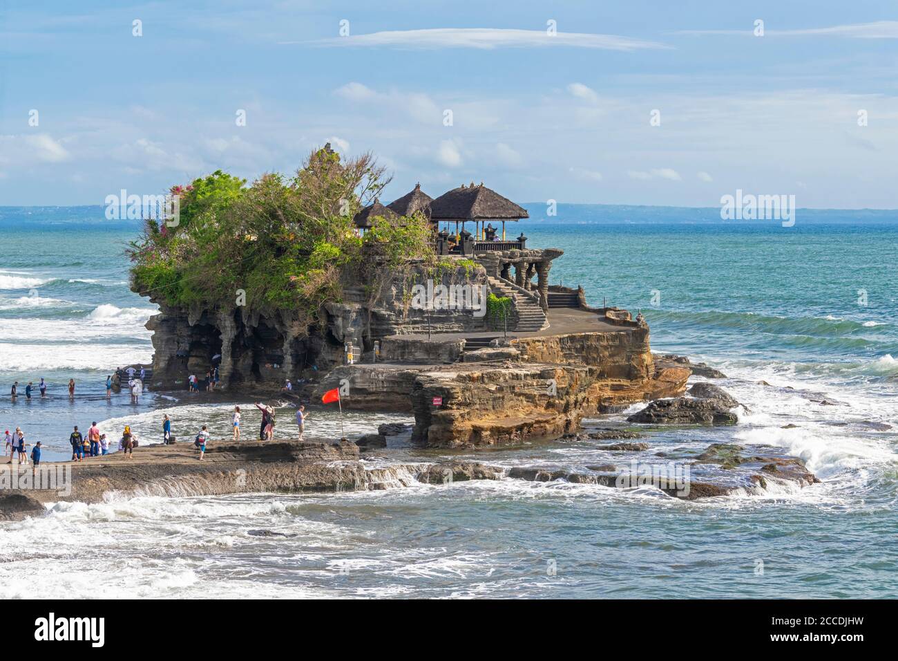 Vista orizzontale del tempio di Tanah Lot su uno sperone roccioso a Bali. Foto Stock