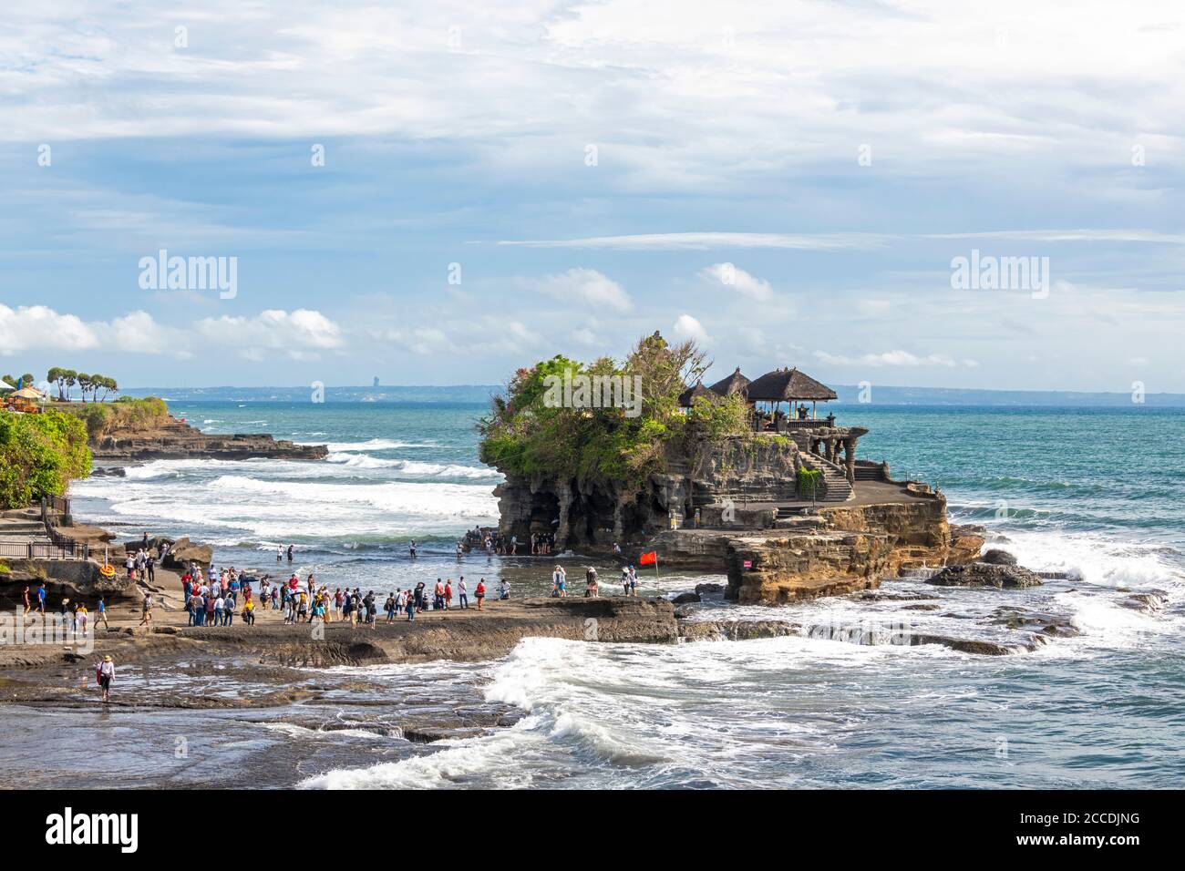 Tanah Lot è una piccola isola rocciosa al largo dell'isola indonesiana di Bali. È sede dell'antico tempio indù di pellegrinaggio pura Tanah Lot o Tanah Lot temp Foto Stock