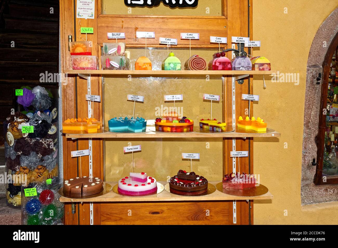 Edifici della città vecchia, scena di strada, 15-18 secoli, villaggio fortificato, Alsazia, Riquewihr; Francia, Europa Foto Stock