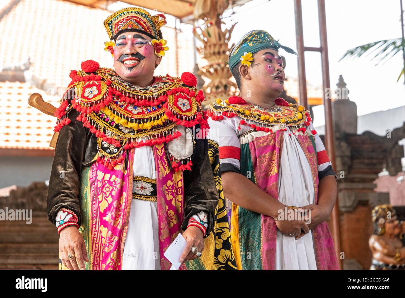 La danza degli animali Barong e' una delle tradizionali danze locali Balinesi. E' la danza più conosciuta della cultura balinese, che racconta la lotta tra di loro Foto Stock