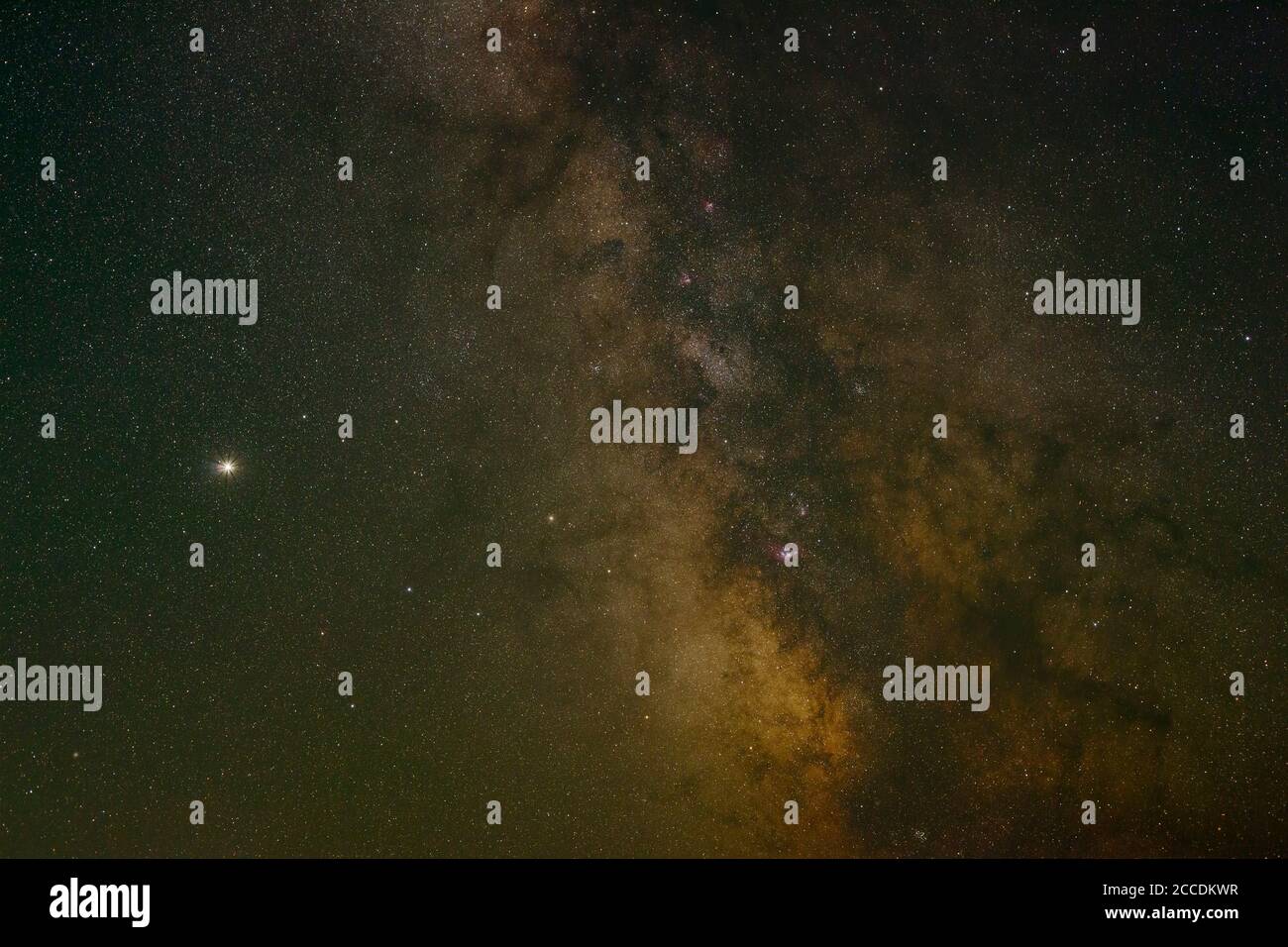 Nucleo galattico della galassia della Via Lattea con il pianeta Giove a sinistra-Sooke, British Columbia, Canada. Foto Stock