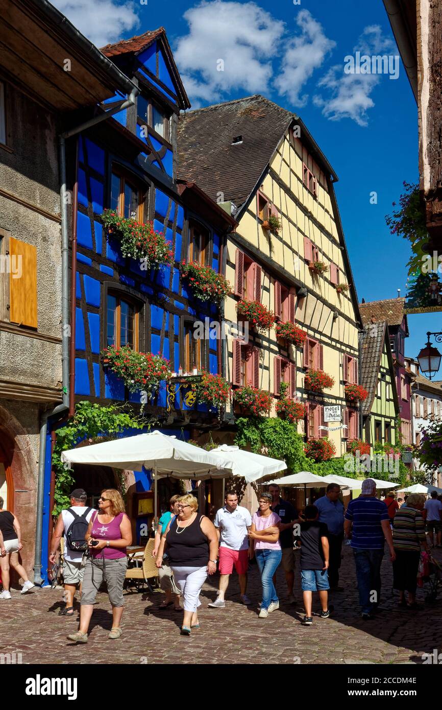 Scena stradale; edifici della città vecchia; a graticcio, colori vari, colorato, 15-18 secoli; villaggio fortificato; ombrelloni, persone, strada acciottolata, A. Foto Stock