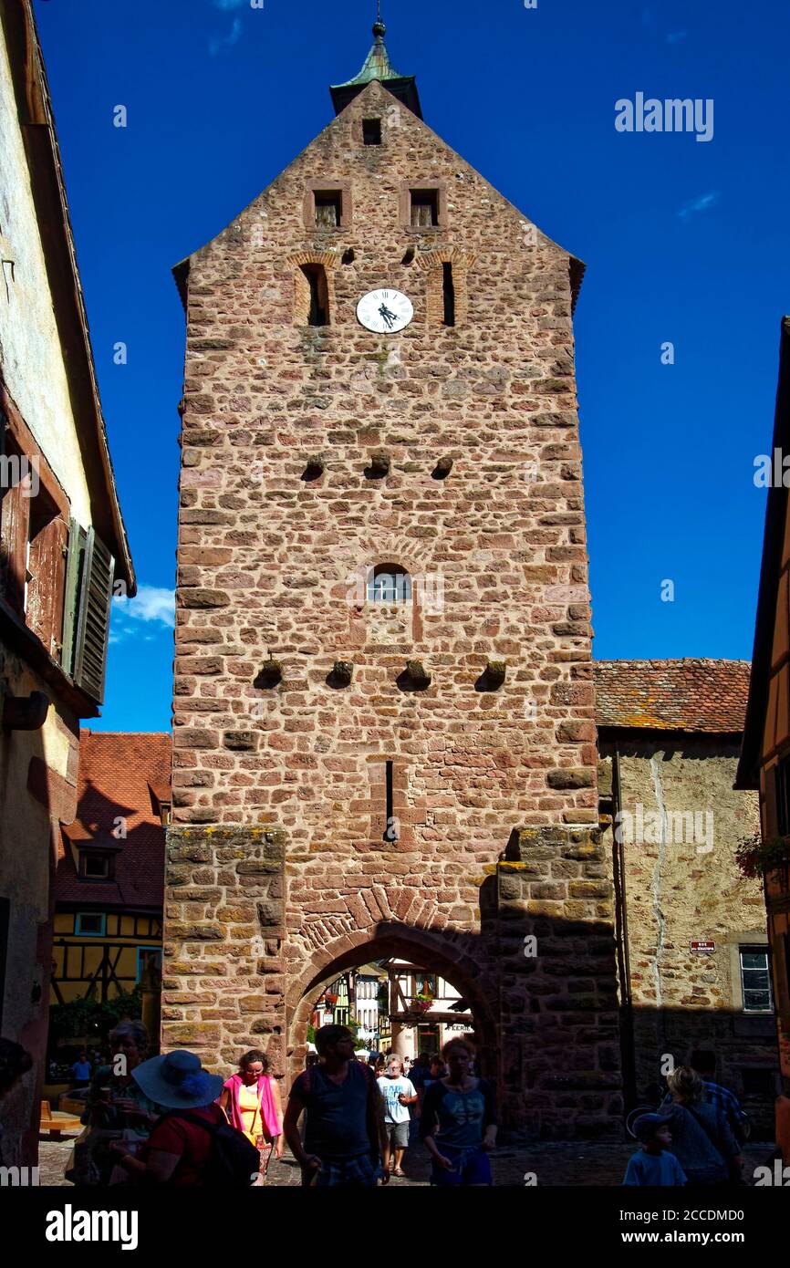 Old Town porta in pietra; torre; orologio, scena di strada; 15-18 secoli; villaggio fortificato; persone, Alsazia; Europa; Riquewihr; Francia Foto Stock