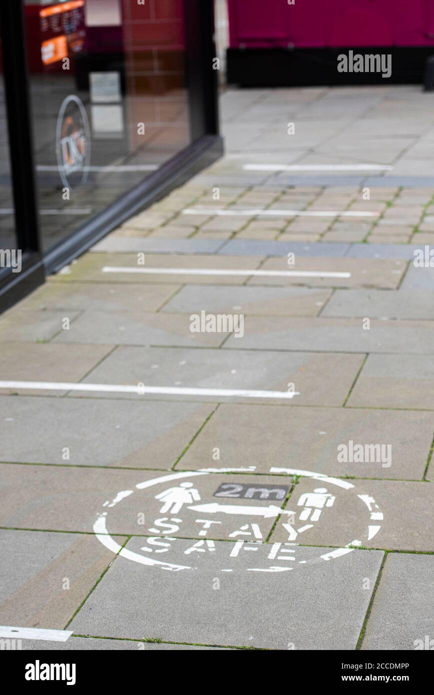 Bagnati e cupi iniziano la giornata per i membri del pubblico nel centro di Oldham, che si trova sul bordo della serratura. Foto Stock