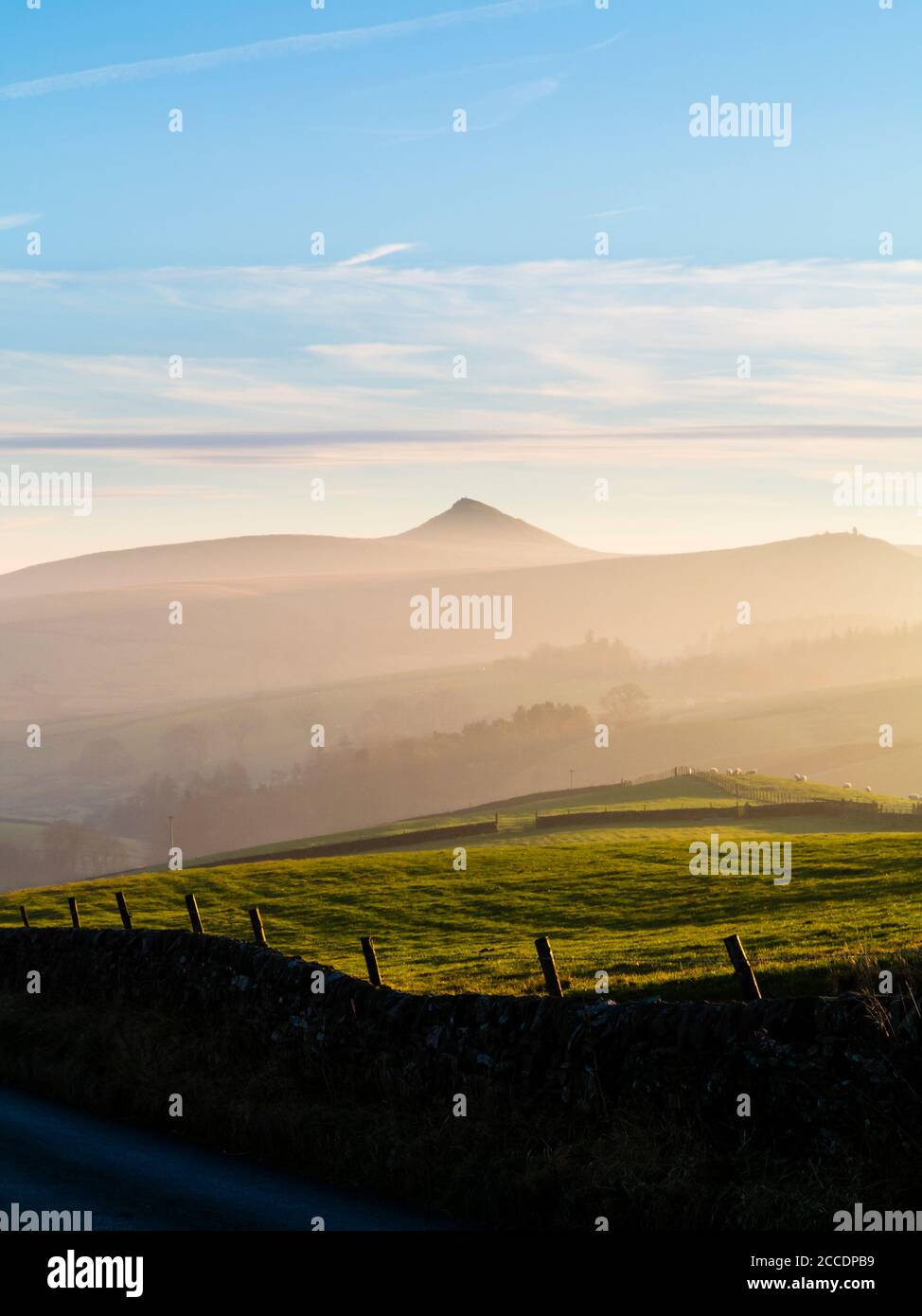 Paesaggio vicino Wildboarclough nella parte orientale Cheshire del Peak District con la cima di Shutlingsloe in lontananza Inghilterra REGNO UNITO Foto Stock