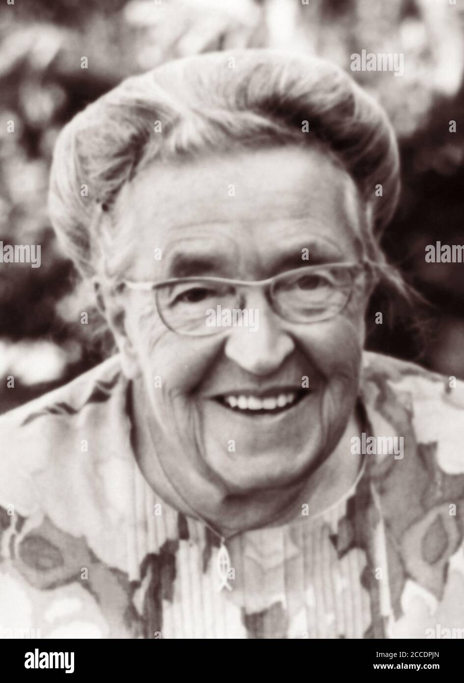 Corrie Ten Boom (1892-1983) è stato un orologiaio olandese e cristiano arrestato dai nazisti per aver nascosto gli ebrei durante la seconda guerra mondiale È stata imprigionata a Scheveningen quando i materiali di resistenza e le schede supplementari di razione sono stati trovati nella sua casa. Dopo il processo, è stata trasferita in due campi di concentramento. La sua liberazione finale dal campo di concentramento di Ravensbrück (le fu poi detto) fu il risultato di un errore clericale e una settimana dopo le altre donne del suo gruppo di età furono inviate alle camere a gas. Il suo libro del 1971 e il film del 1975, The Hiding Place, presentano il lavoro della sua famiglia nel nascondere i rifugiati durante la seconda guerra mondiale Foto Stock