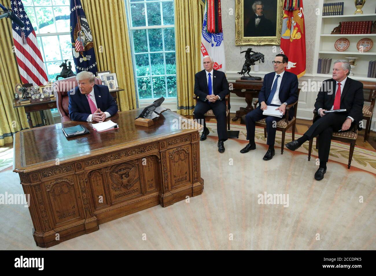 -Washington, District of Columbia - 20200720 il presidente Donald J. Trump parla ai media mentre incontra il leader della maggioranza del Senato statunitense Mitch McConnell (repubblicano del Kentucky) e il leader della minoranza della Camera degli Stati Uniti Kevin McCarthy (repubblicano della California) nell'Ufficio ovale della Casa Bianca. [FOTO: President Donald Trump, Mike Pence, Steven T. Mnuchin, Mark Meadows -FOTO di: Oliver Contreras/CNP/startraksphoto.com -071920 Trump-Meeting-Pool 016 questa è un'immagine editoriale gestita dai diritti. Contattare Startraks Photo per informazioni sui diritti e sulle tariffe di licenza all'indirizzo sales@startraksphoto.com o cal Foto Stock