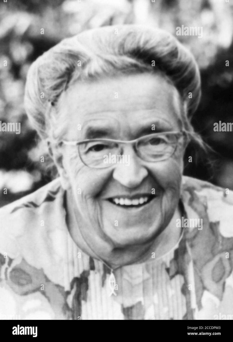 Corrie Ten Boom (1892-1983) è stato un orologiaio olandese e cristiano arrestato dai nazisti per aver nascosto gli ebrei durante la seconda guerra mondiale È stata imprigionata a Scheveningen quando i materiali di resistenza e le schede supplementari di razione sono stati trovati nella sua casa. Dopo il processo, è stata trasferita in due campi di concentramento. La sua liberazione finale dal campo di concentramento di Ravensbrück (le fu poi detto) fu il risultato di un errore clericale e una settimana dopo le altre donne del suo gruppo di età furono inviate alle camere a gas. Il suo libro del 1971 e il film del 1975, The Hiding Place, presentano il lavoro della sua famiglia nel nascondere i rifugiati durante la seconda guerra mondiale Foto Stock