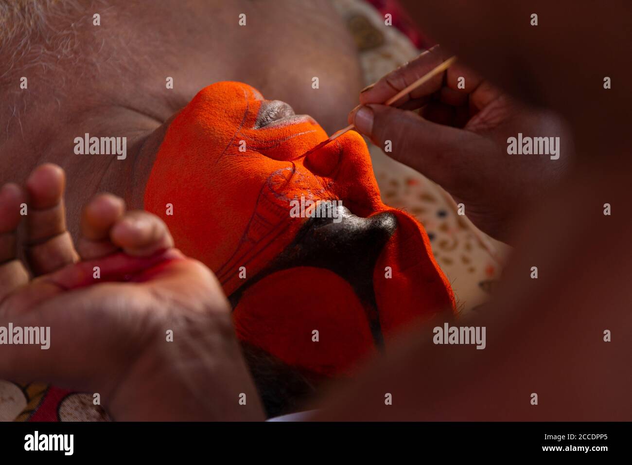 Un artista di Theyyam sta ottenendo facepainted Foto Stock