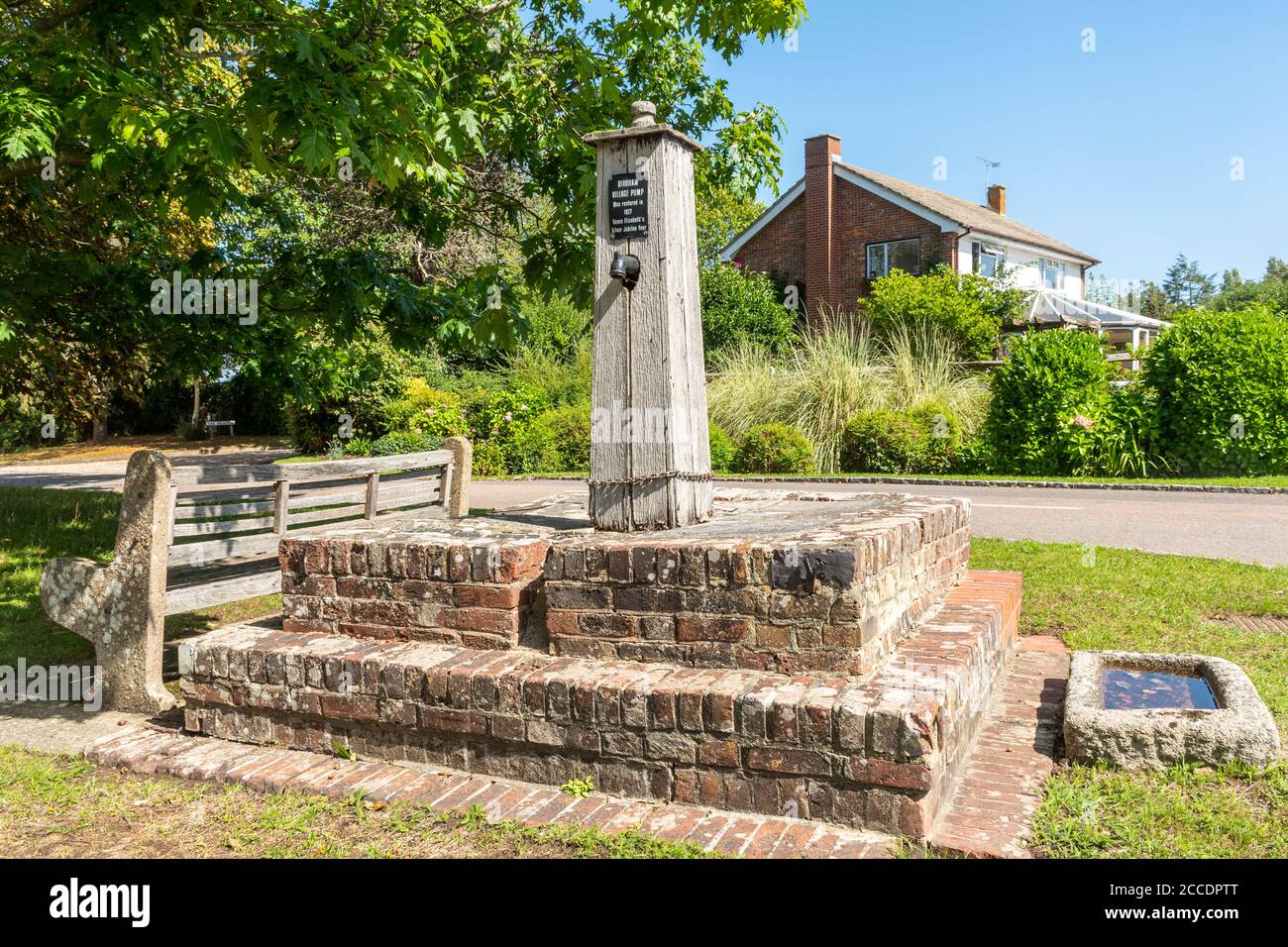 The Old Village Pump, un edificio classificato di grado II a Birdham, West Sussex, Regno Unito Foto Stock