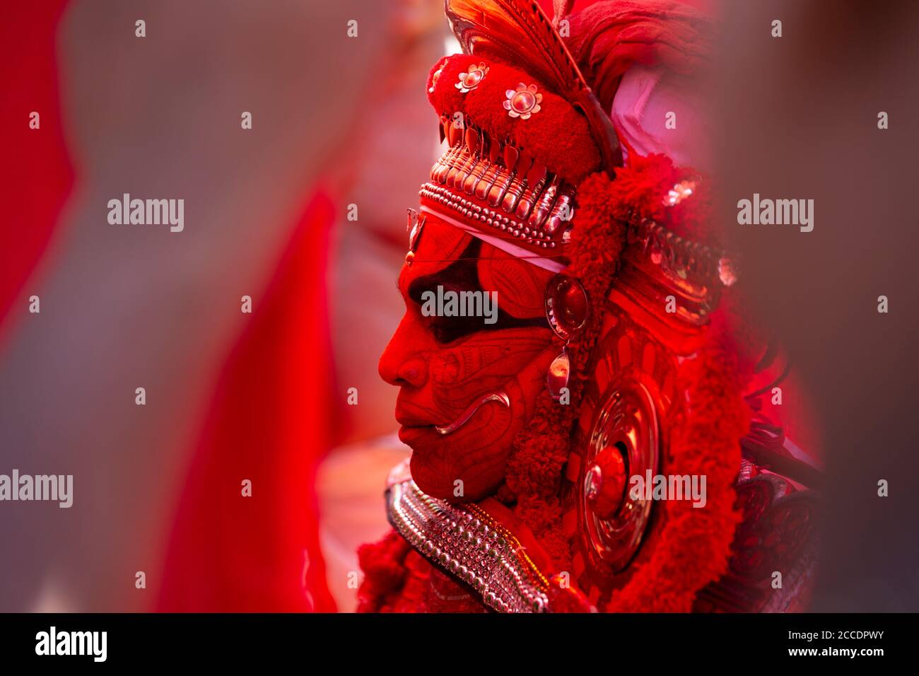 Un artista theyyam esegue rituali tradizionali in un tempio Kerala Foto Stock