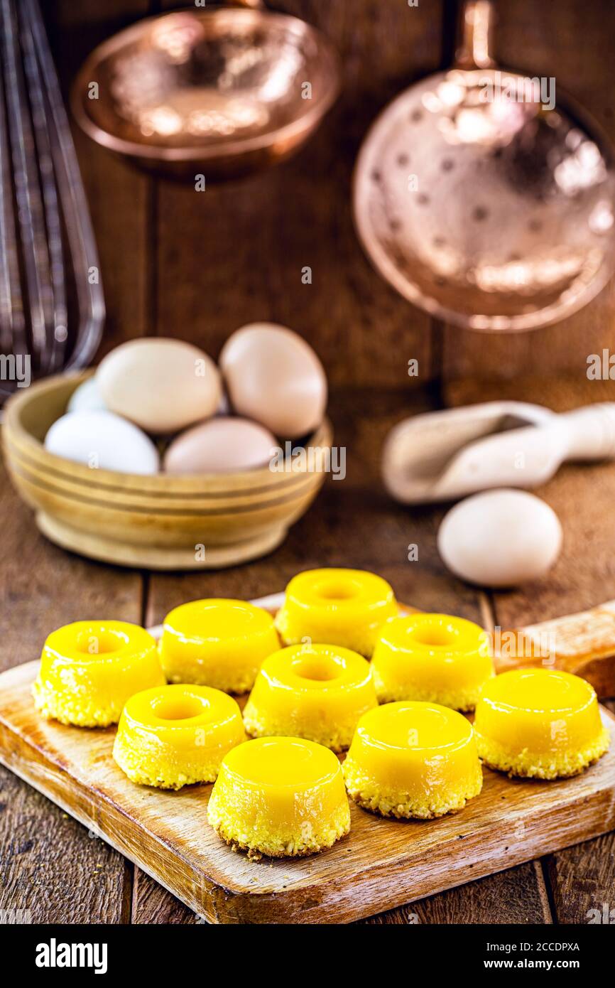 Il chondim brasiliano è un dolce fatto di tuorlo d'uovo, zucchero e cocco grattugiato. Corrisponde alla ricetta portoghese conosciuta come brisa-do-Lis, utilizzando co grattugiato Foto Stock