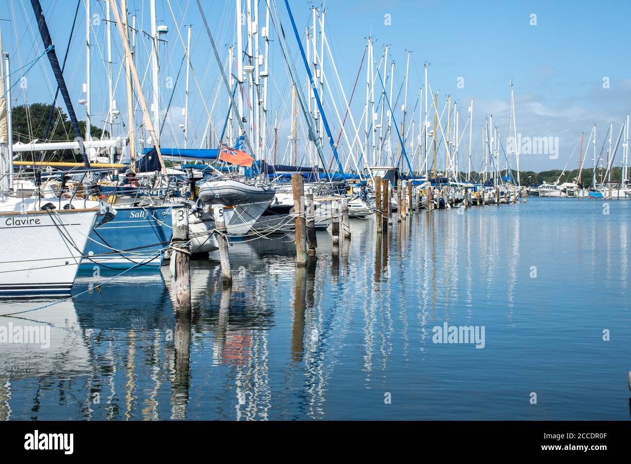 Barche e barche ormeggiate a Birdham Pool Marina vicino a Chichester, West Sussex, UK Foto Stock