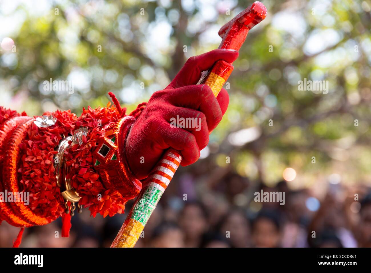 Un artista theyyam esegue rituali tradizionali in un tempio Kerala Foto Stock