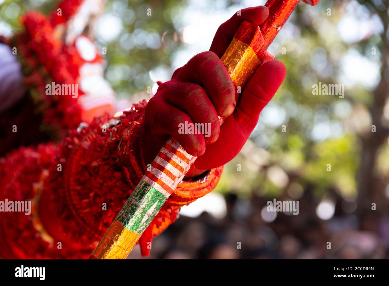 Un artista theyyam esegue rituali tradizionali in un tempio Kerala Foto Stock