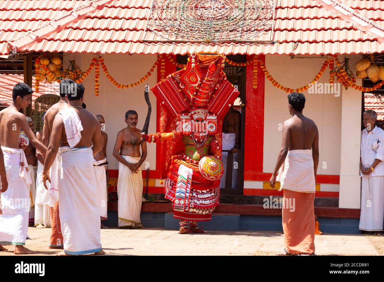 Un artista theyyam che esegue una danza rituale in un Kerala Tempio Foto Stock