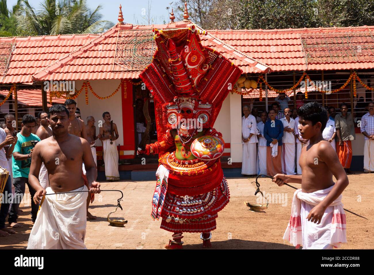 Un artista theyyam che esegue una danza rituale in un Kerala Tempio Foto Stock