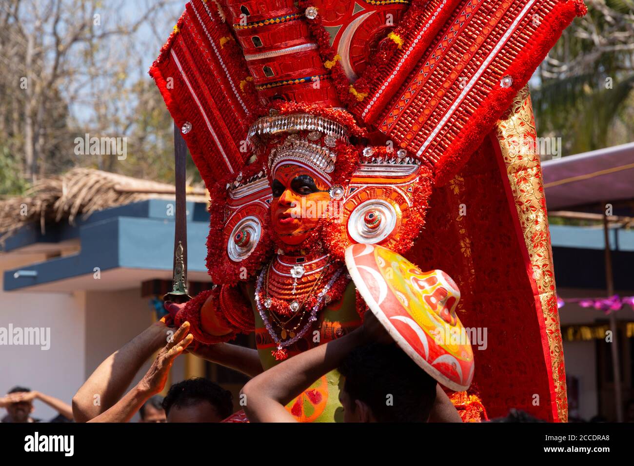 Un artista theyyam che esegue una danza rituale in un Kerala Tempio Foto Stock