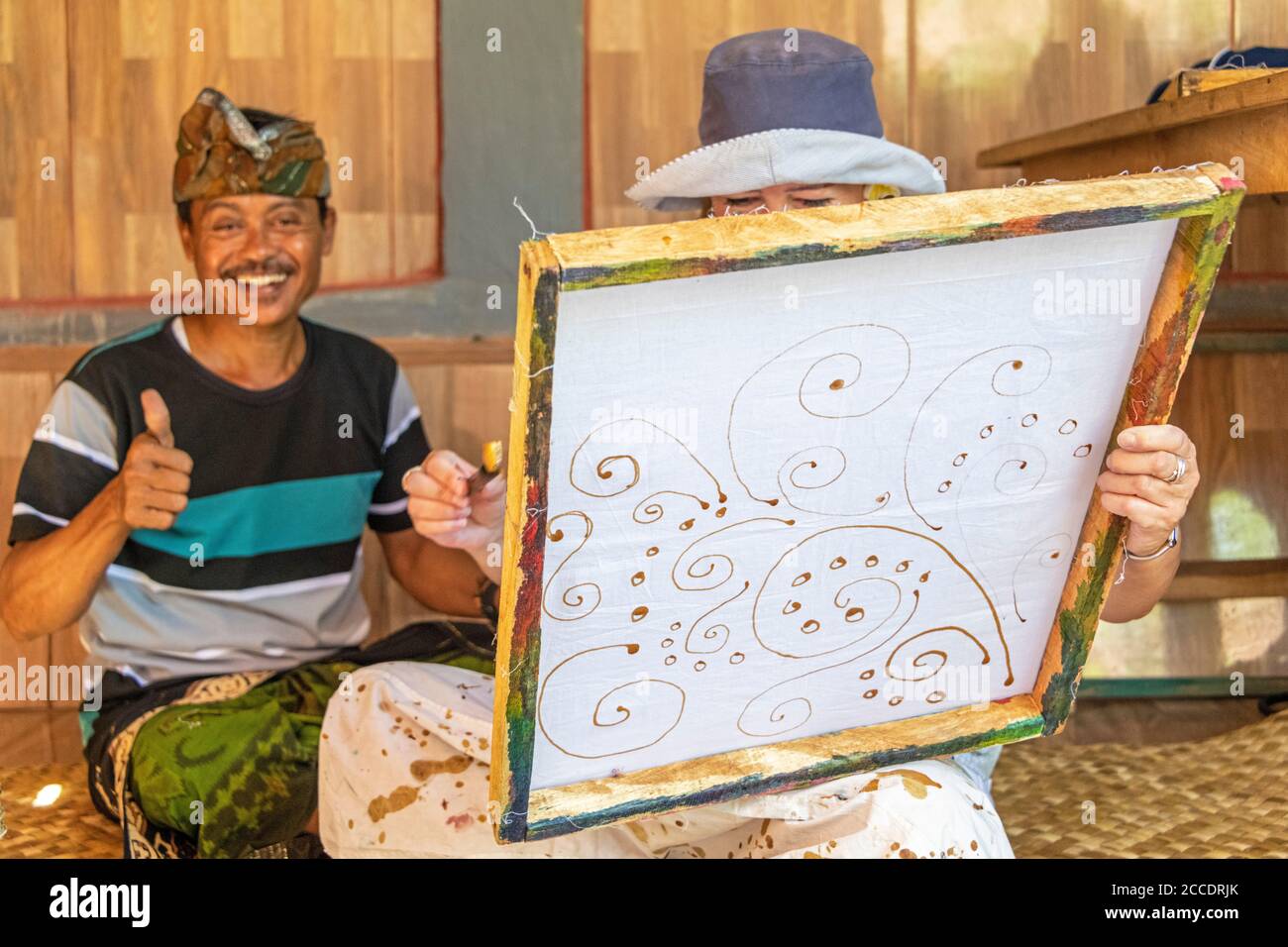 Batik è una tecnica tradizionale balinese di tintura cerata-resistente applicata a stoffa intera. Questa tecnica è nata da Java ma è diventata popolare Foto Stock