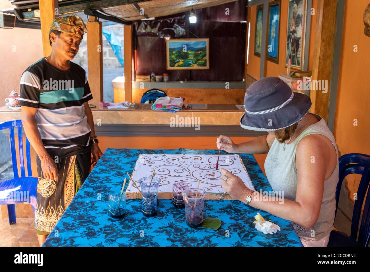 Batik è una tecnica tradizionale balinese di tintura cerata-resistente applicata a stoffa intera. Questa tecnica è nata da Java ma è diventata popolare Foto Stock