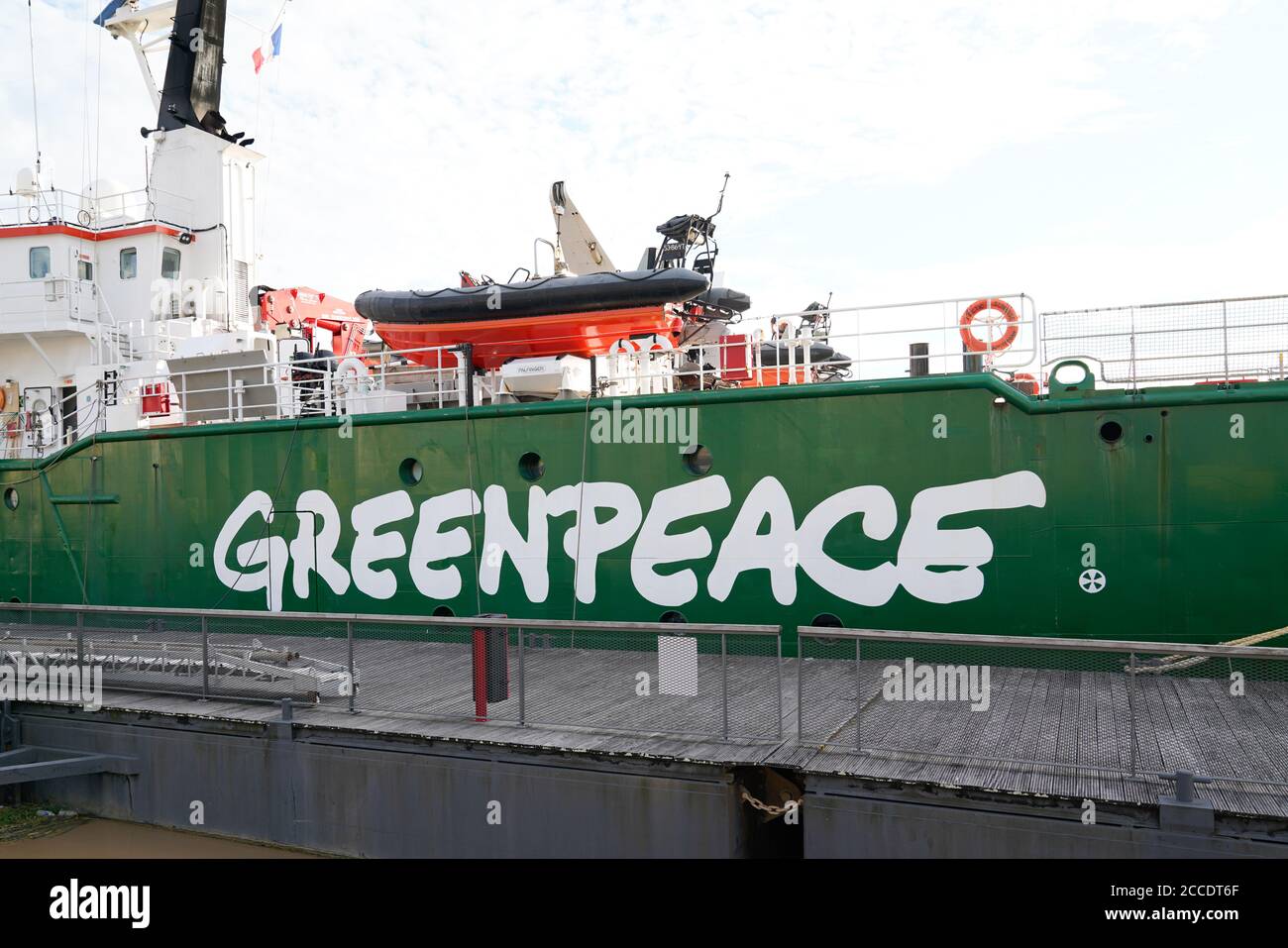 Bordeaux , Aquitaine / Francia - 08 16 2020 : logo Greenpeace e segno di testo sulla nave verde Arctic Sunrise Foto Stock
