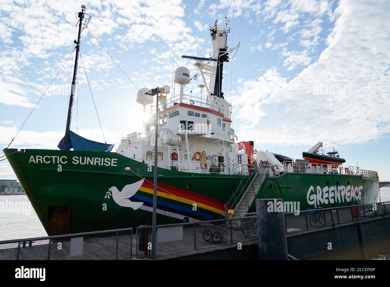 Bordeaux , Aquitaine / Francia - 08 16 2020 : cartello con il logo Greenpeace sulla nave The Arctic Sunrise in Bordeaux porto Francia Foto Stock