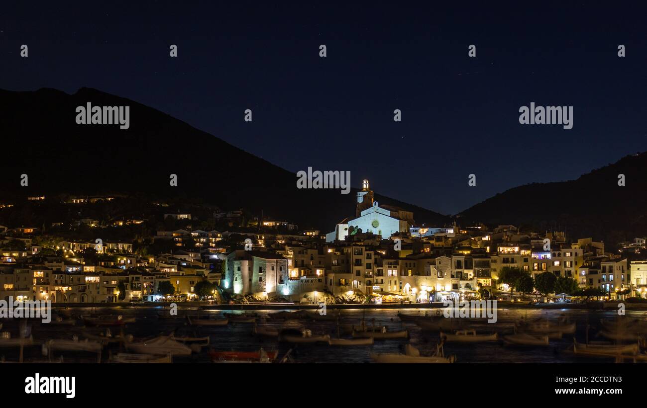 Vista panoramica notturna di Cadaques, Catalogna, Spagna. Montagne e stelle sullo sfondo. Notte profonda. Foto Stock