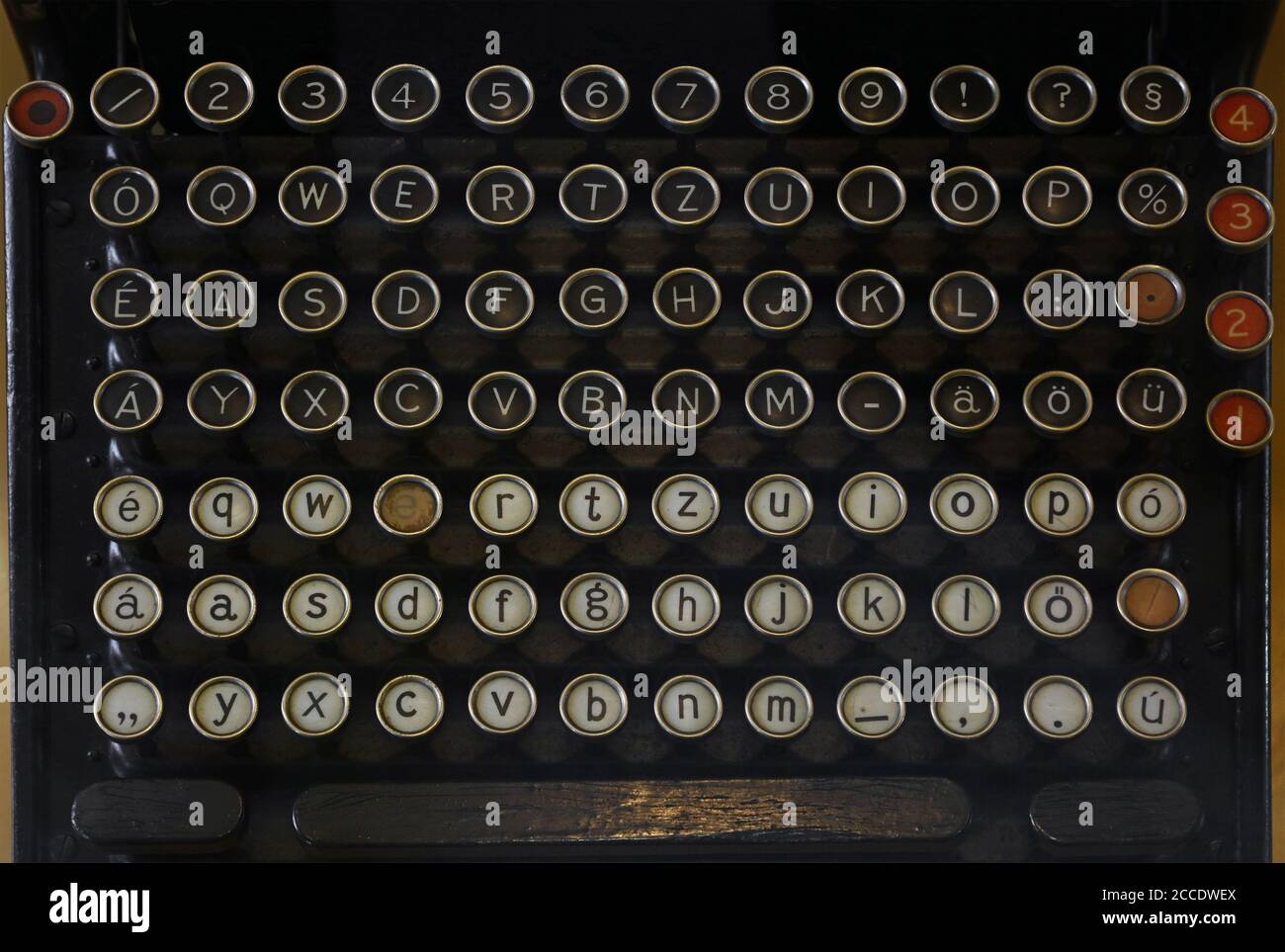 Tastiera Latinic del vecchio vintage macchina da scrivere di antiquariato con pulsanti rotondi vicino ad alto angolo di visione, il punto di vista personale Foto Stock