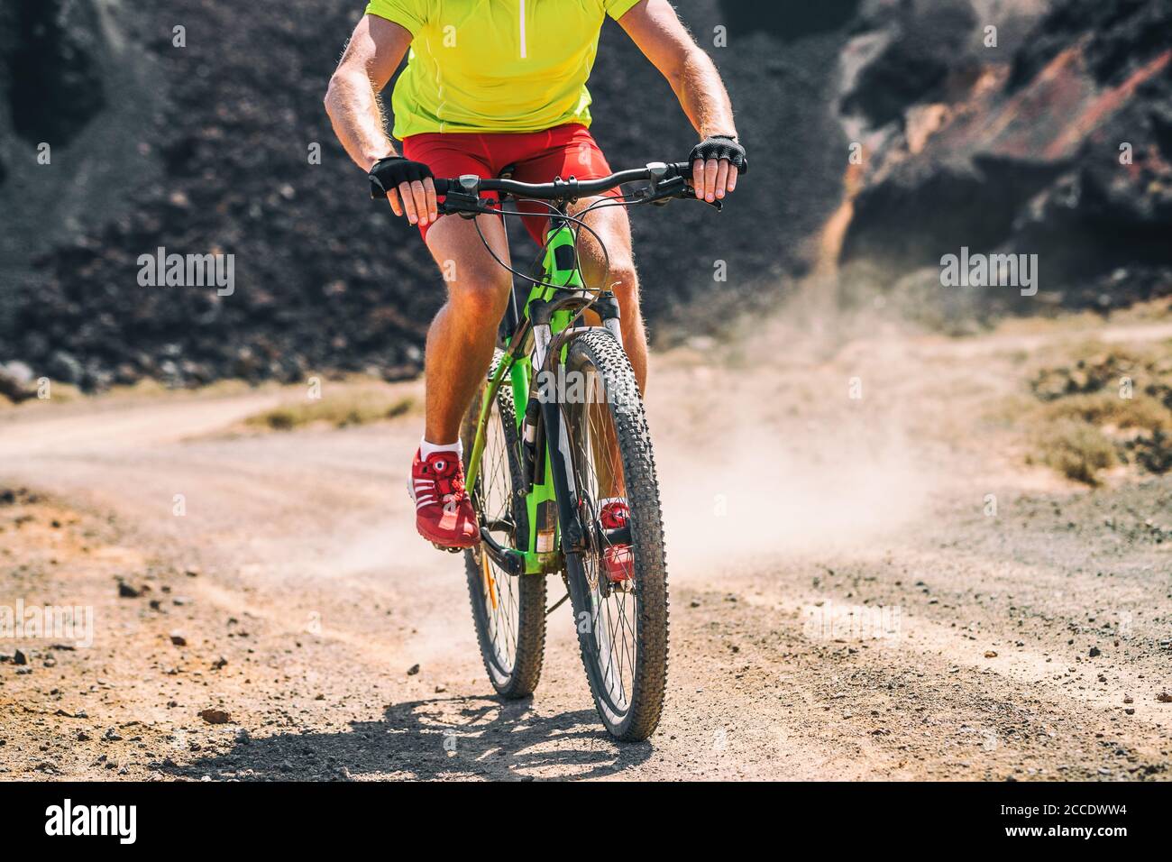 MTB mountain bike corsa in bici su dirtroad fuori a gara. Atleta uomo corse su pista ciclabile polvere. Foto Stock