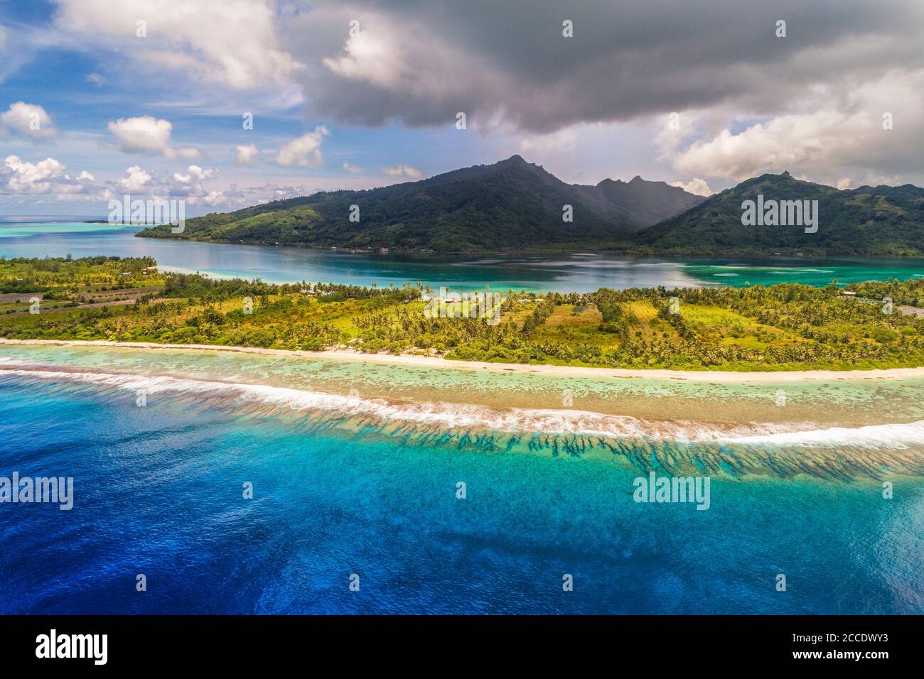 Viaggio aereo Polinesia francese destinazione di lusso luna di miele. Vacanza in spiaggia a motu isola di Huahine, Tahiti, Oceania avventura. Vista dall'alto di Foto Stock