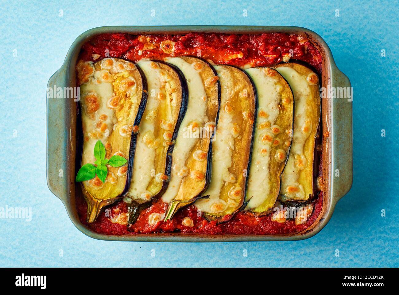 Parmigiana di melanzane. Melanzane Parmigiana in stile napoletano. Piatto tipico della tradizione culinaria del sud Italia. Foto Stock