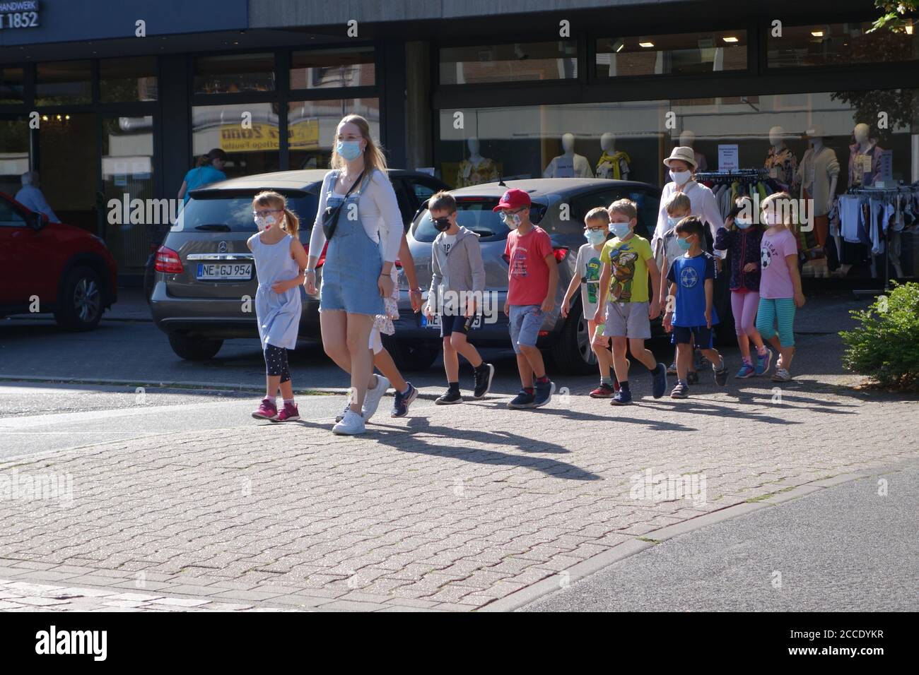 Asilo bambini con supervisione mentre camminano durante la crisi di Corona. Foto Stock