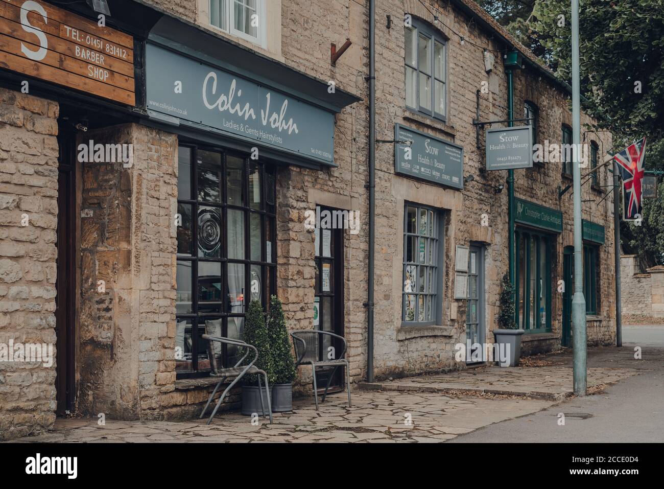 Stow-on-the-Wold, UK - 10 luglio 2020: Fila di parrucchieri chiusi e saloni di bellezza a Stow-on-the-Wold, una città di mercato a Cotswolds, Regno Unito, costruita a Roma Foto Stock Stow-on-the-Wold, UK - 10 luglio 2020: Fila di parrucchieri chiusi e saloni di bellezza a Stow-on-the-Wold, una città di mercato a Cotswolds, Regno Unito, costruita a Roma Foto Stock