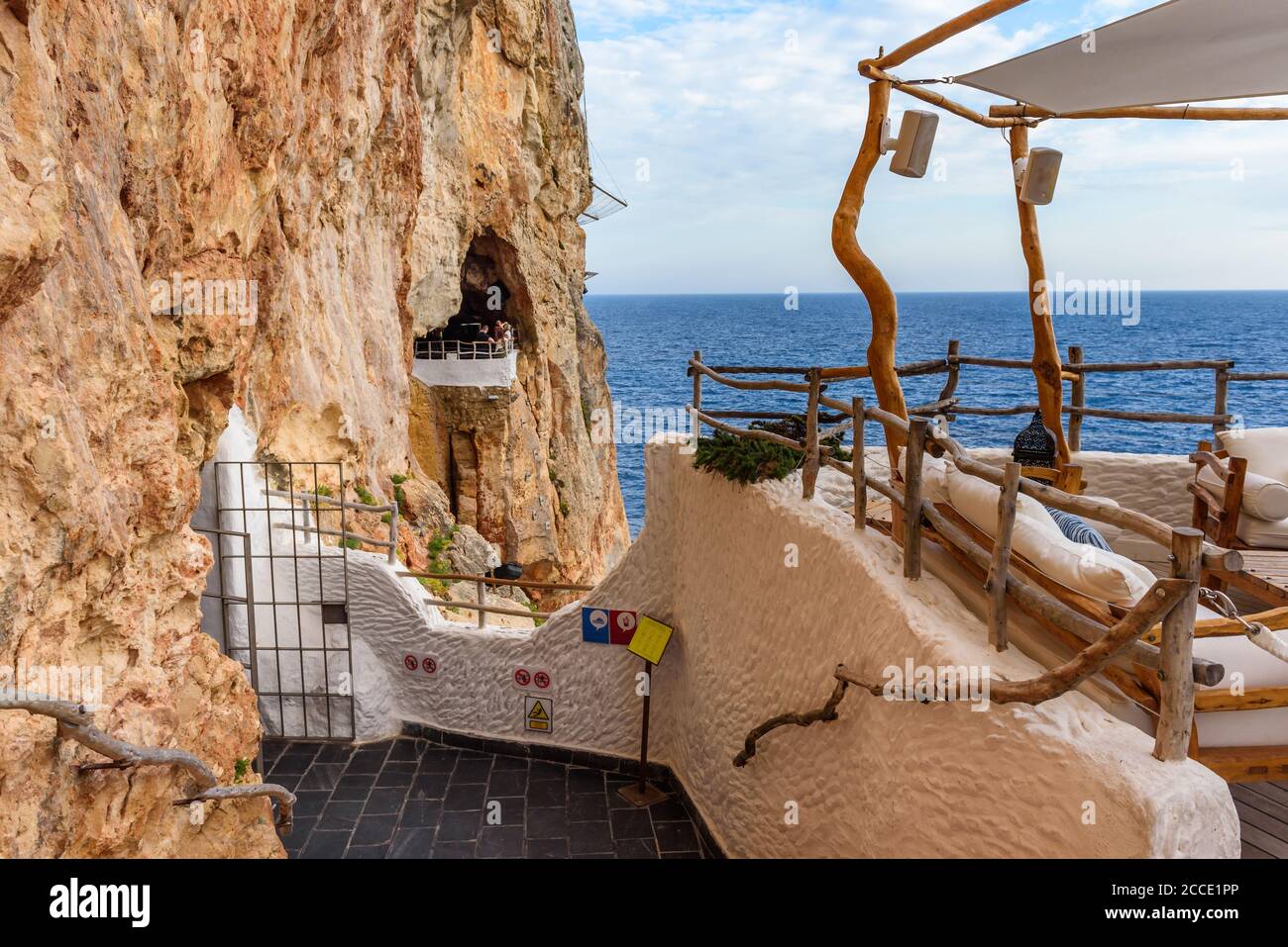 Minorca, Spagna - 14 ottobre 2019: Incredibile bar nascosto caffè nelle grotte dell'isola di Minorca, Spagna Foto Stock
