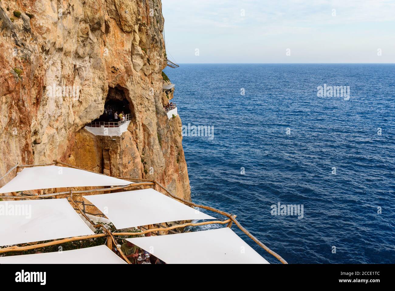 Minorca, Spagna - 14 ottobre 2019: Incredibile bar nascosto caffè nelle grotte dell'isola di Minorca, Spagna Foto Stock