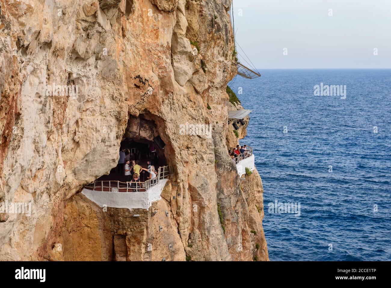 Menorca, Spagna - 14 ottobre 2019: Ingresso a un bar nascosto nelle grotte di Menorca, Spagna Foto Stock