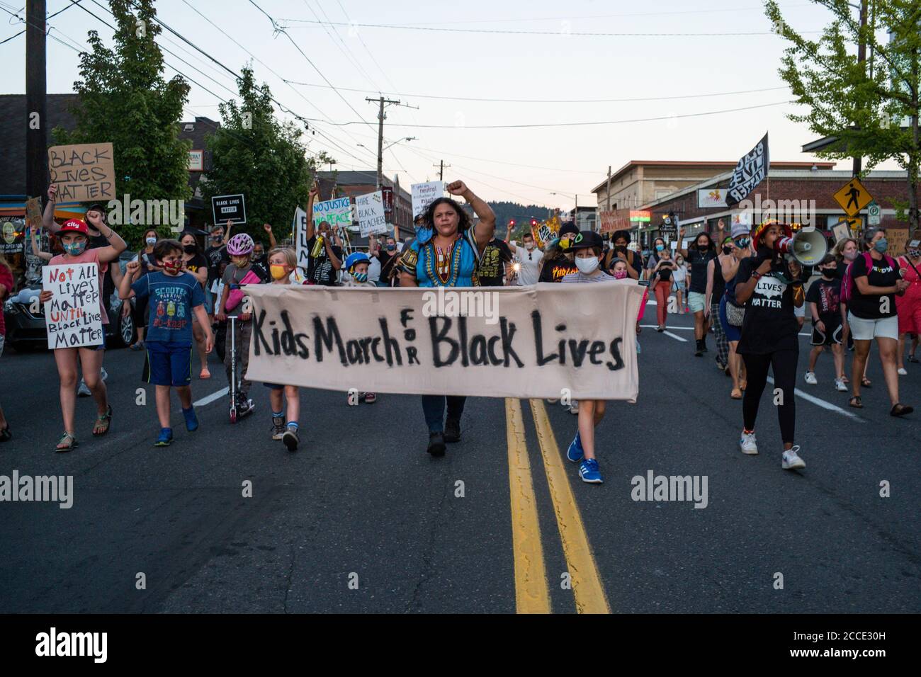 Portland, Stati Uniti. 18 agosto 2020. Le famiglie si riuniscono alla Sunnyside Elementary School per una "marcia del Centro per i bambini per le vite nere" per l'83 a notte a Portland, Oregon, il 18 agosto 2020. (Foto di Justin Katigbak/ Credit: Sipa USA/Alamy Live News Foto Stock