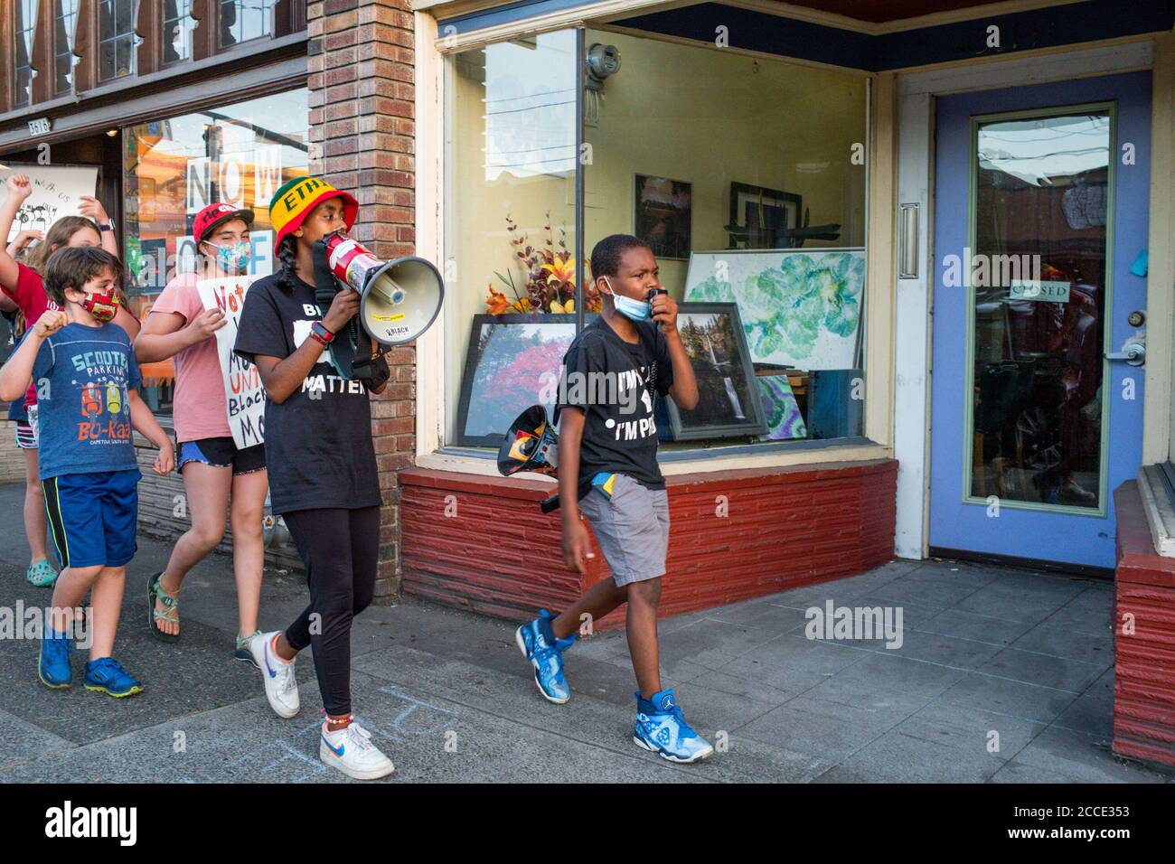 Portland, Stati Uniti. 18 agosto 2020. Le famiglie si riuniscono alla Sunnyside Elementary School per una "marcia del Centro per i bambini per le vite nere" per l'83 a notte a Portland, Oregon, il 18 agosto 2020. (Foto di Justin Katigbak/ Credit: Sipa USA/Alamy Live News Foto Stock