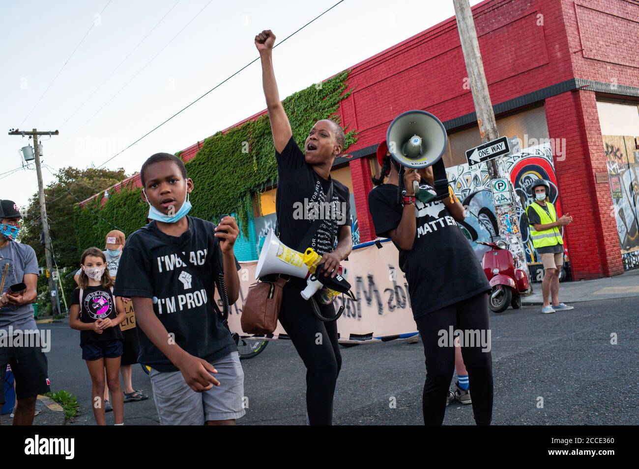 Portland, Stati Uniti. 18 agosto 2020. Le famiglie si riuniscono alla Sunnyside Elementary School per una "marcia del Centro per i bambini per le vite nere" per l'83 a notte a Portland, Oregon, il 18 agosto 2020. (Foto di Justin Katigbak/ Credit: Sipa USA/Alamy Live News Foto Stock