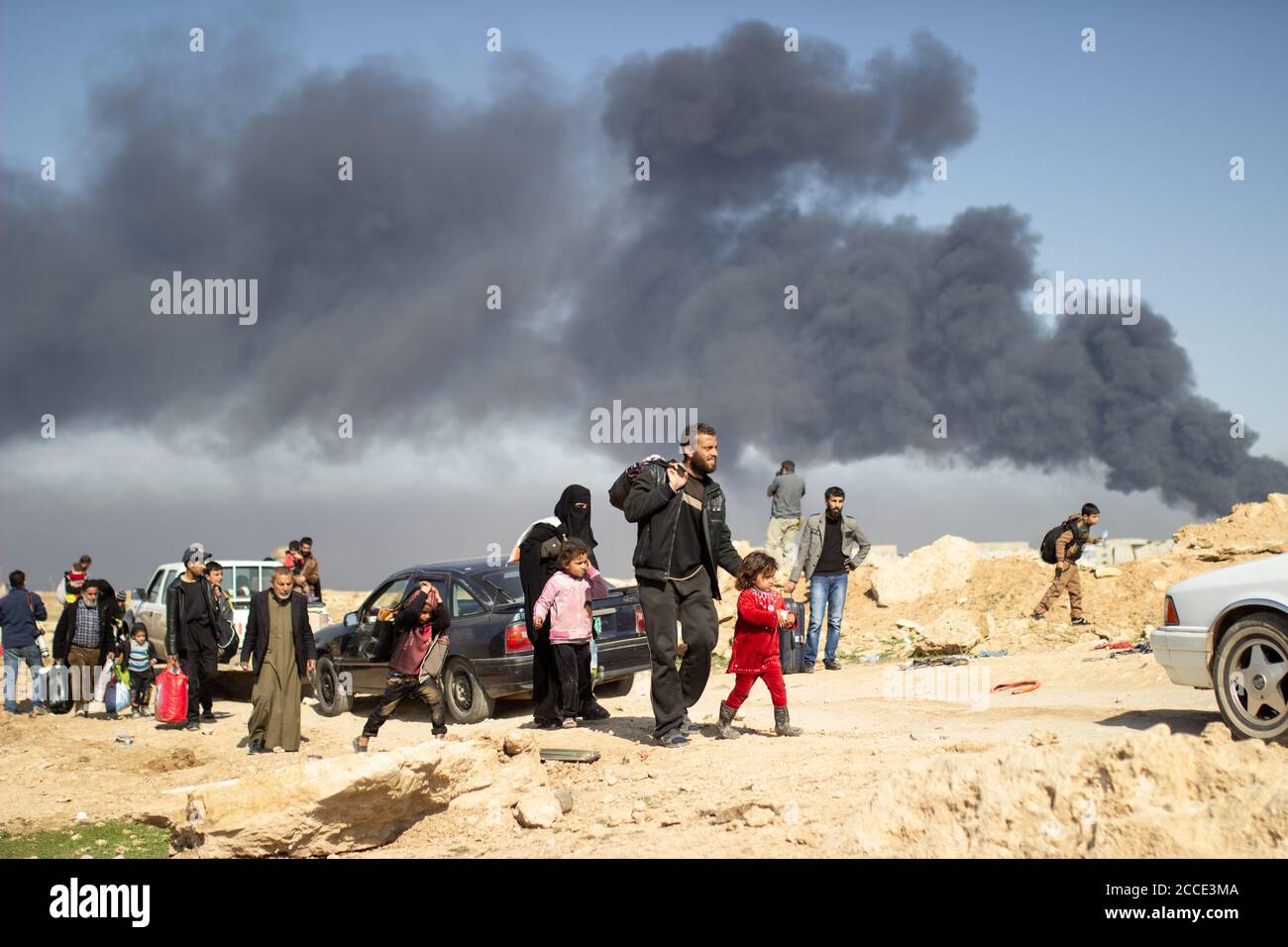 Mosul, Iraq. Il 7 marzo 2017 i civili fuggono dalle loro case vicino al quartiere di Tall ar Rayyan a West Mosul. Credito: Giovane G. Kim Foto Stock